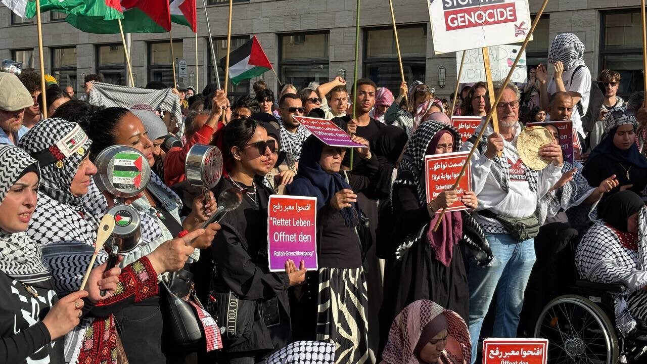 Berlin’deki Mısır Büyükelçiliği önünde “Gazze” protestosu