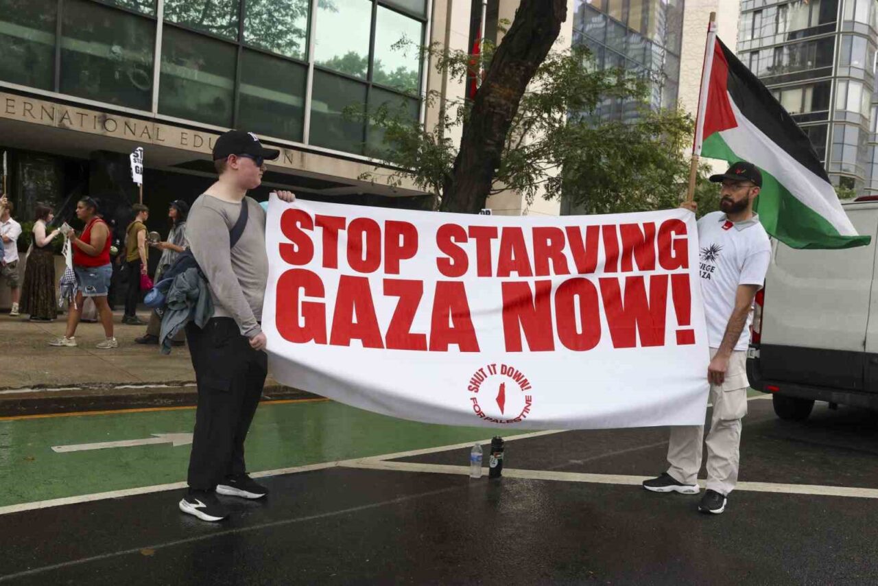 BM Genel Merkezi önünde protestoculardan “Gazze’de açlığa son verin” çağrısı