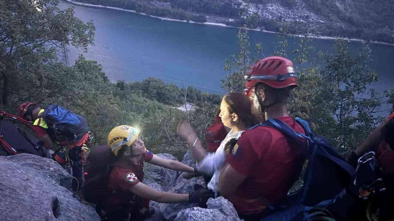 Bosna Hersek’te dağda kaybolan Türk grup son anda kurtarıldı