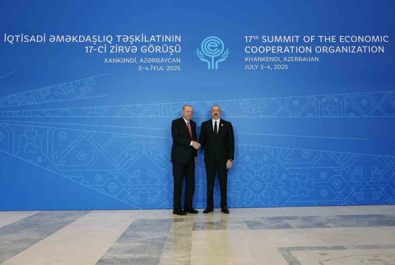 Cumhurbaşkanı Erdoğan, Ekonomik İşbirliği Teşkilatı’nın 17. Zirvesi’nde Aliyev tarafından karşılandı