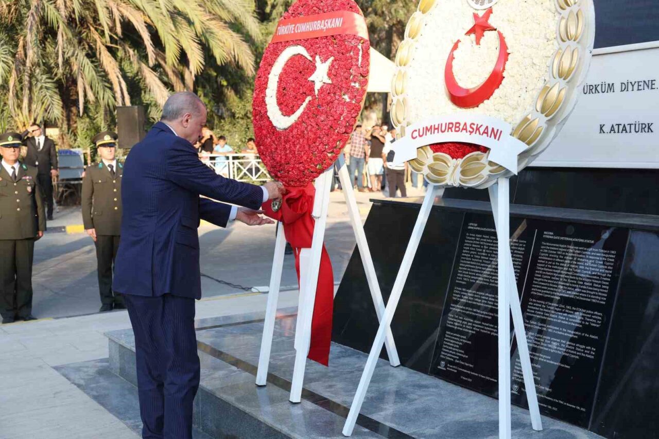 Cumhurbaşkanı Erdoğan, KKTC’de Atatürk Anıtı’na çelenk bıraktı