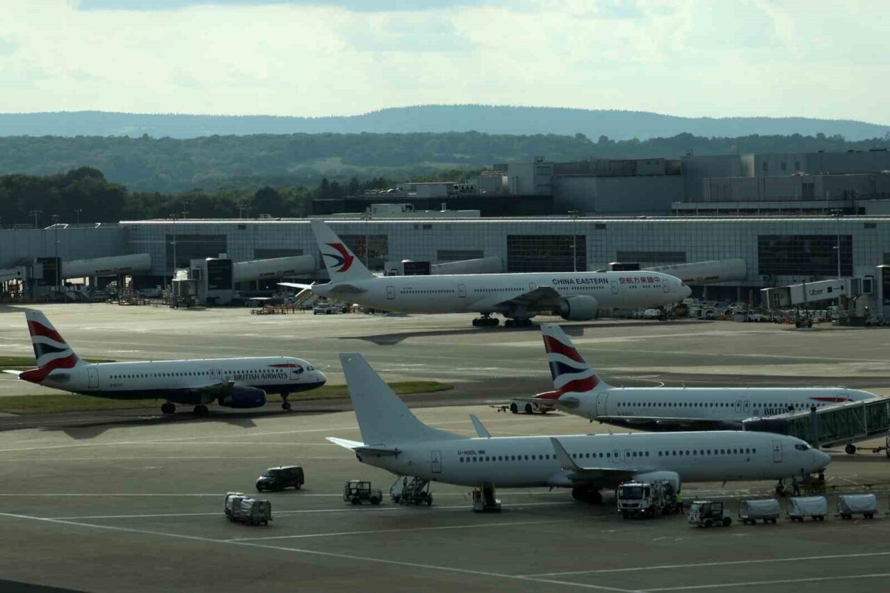 İngiltere kalkışlı tüm uçuşlar hava trafik kontrol sistemi arızası nedeniyle aksadı