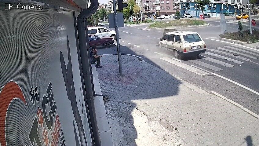 Kazayı film izler gibi izledi