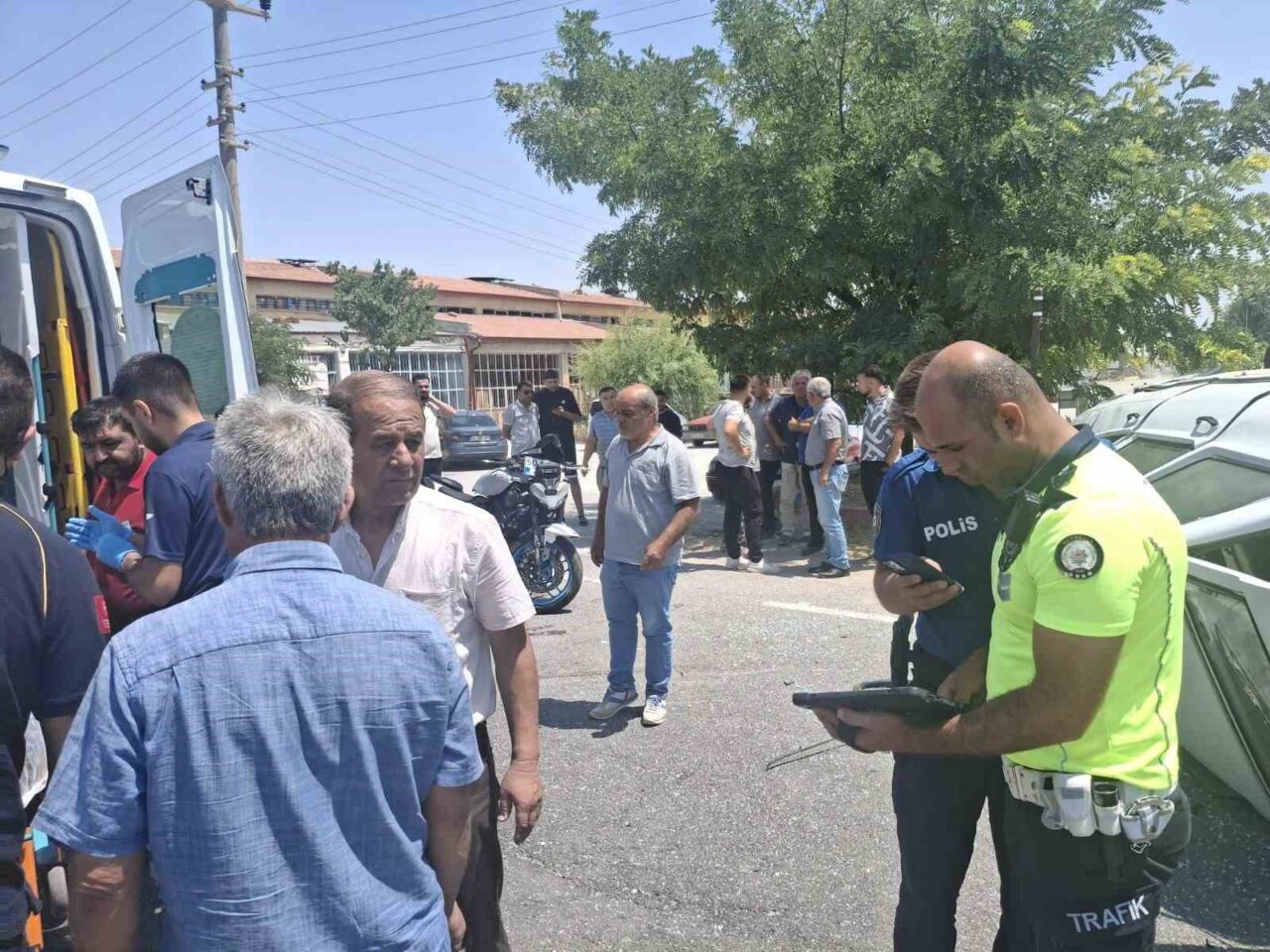 Motosikletin çarptığı otomobil devrildi: 1’i ağır, 3 yaralı