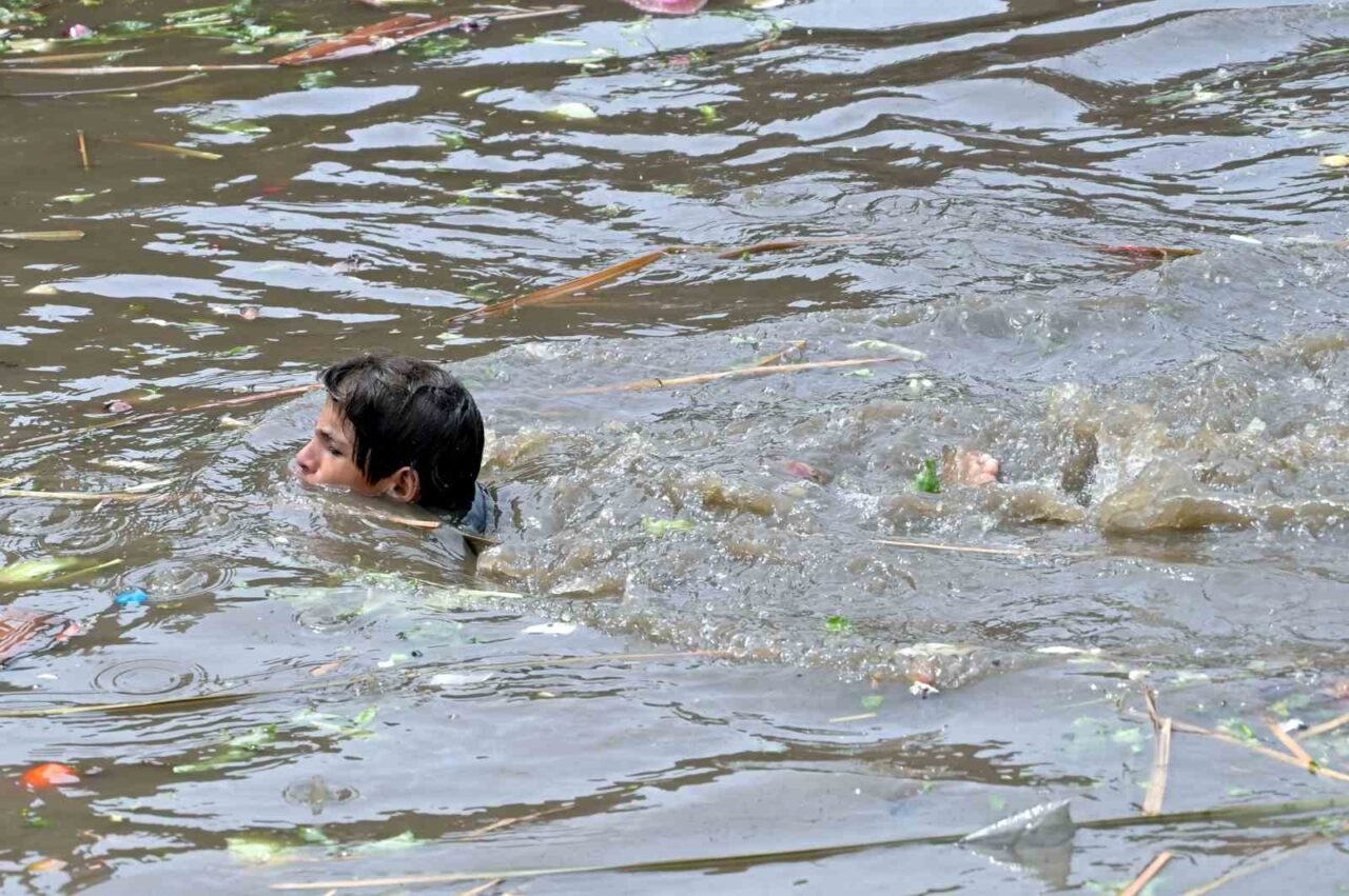 Pakistan’daki muson yağmurlarında can kaybı 266’ya yükseldi