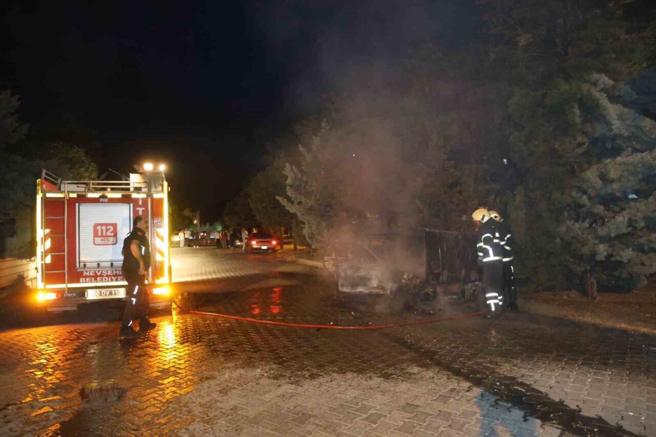 Tofaş otomobil iki dakikada alev topuna döndü