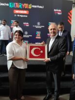 Atölyemizde Dokuduğumuz Türk Bayrağını Hediye Ettik