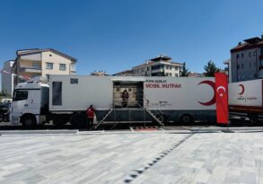 Kızılay’dan Külliye Camii Cuma Namazında Üç Bin Kişilik Yemek İkramı !