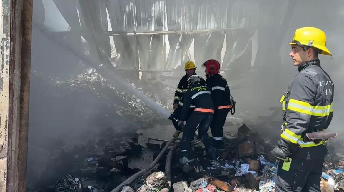 Azerbaycan’da alışveriş merkezinde yangın