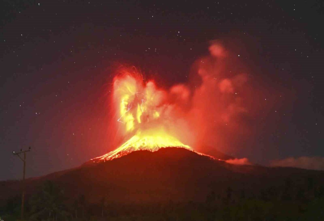 Endonezya’daki Lewotobi Laki-Laki Yanardağı’nda patlama