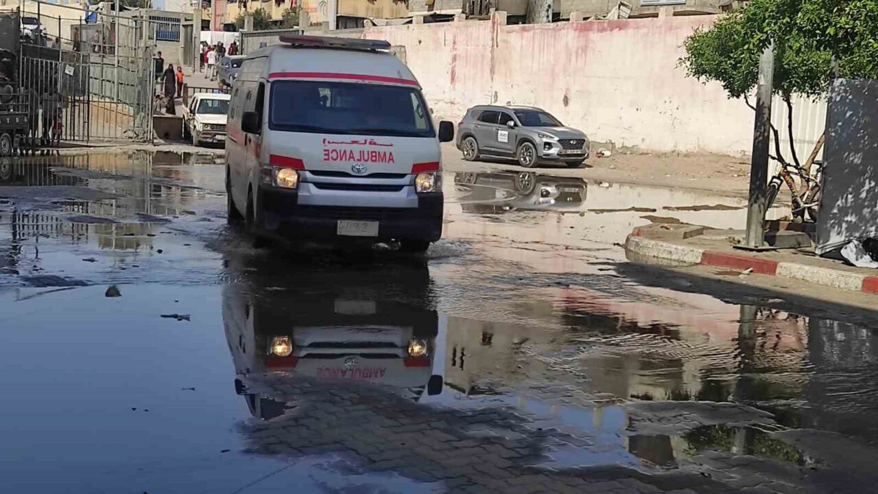 İsrail’in Han Yunus saldırısında kanalizasyon patladı, Nasser Hastanesi sular altında kaldı