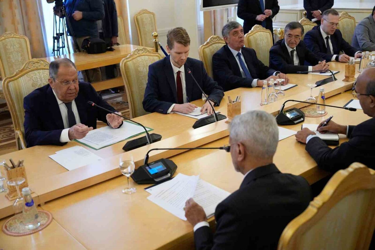 Lavrov: “Putin, Zelenskiy de dahil görüşmeye hazır olduğunu defalarca söyledi”