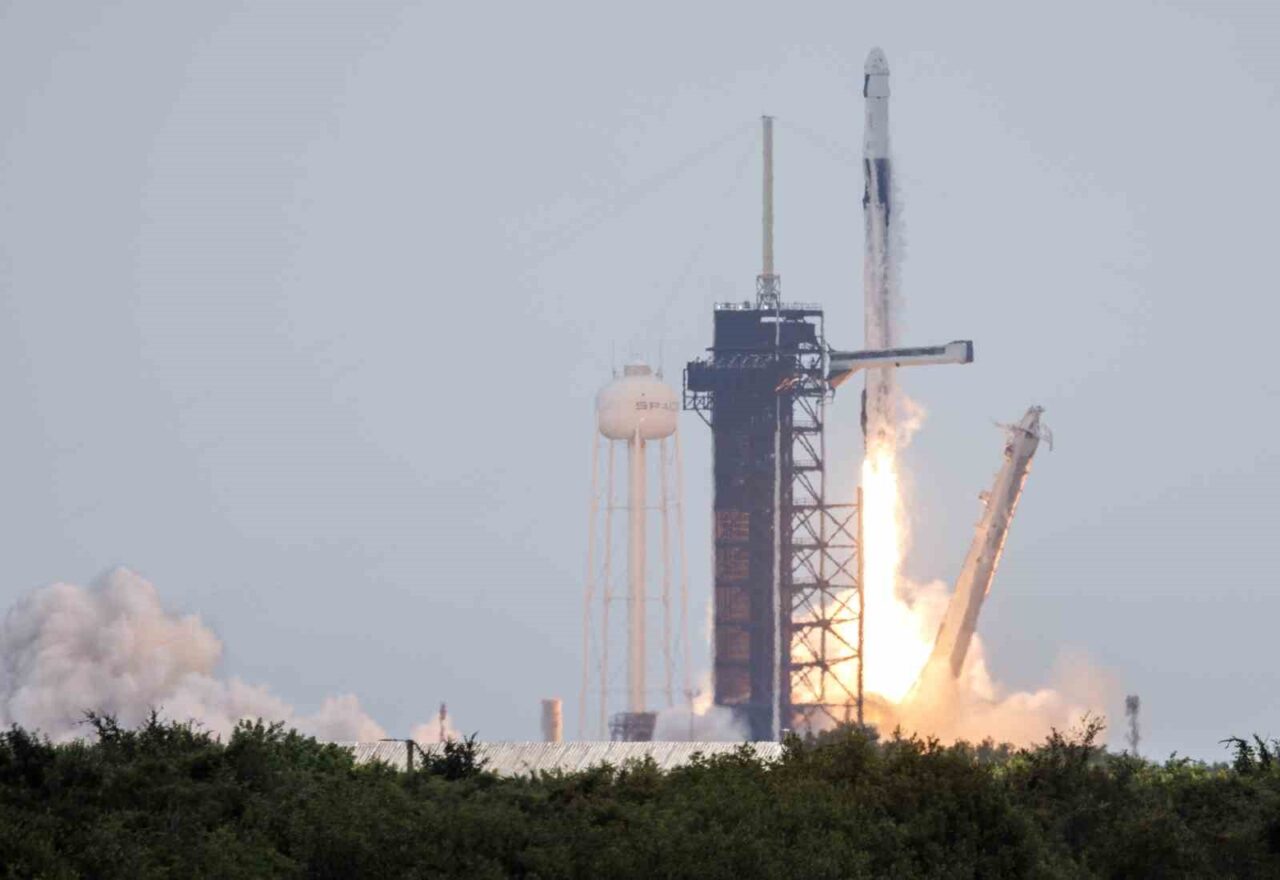 SpaceX’in 11’inci insanlı uzay uçuş görevi bir günlük ertelemenin ardından başladı