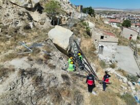 Ürgüp’te düşen kaya parçasına Kapadokya Alan Başkanlığı ekipleri müdahale etti