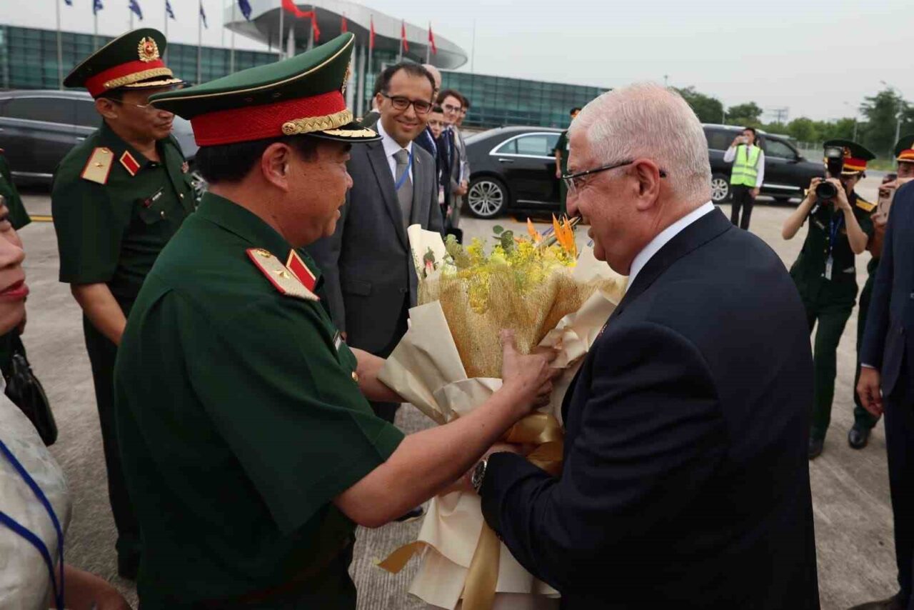 Bakan Güler Vietnam’da