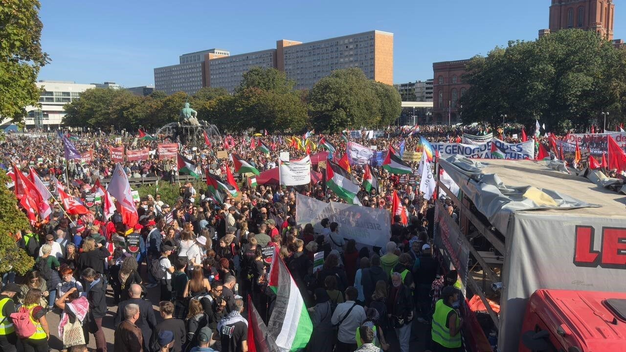 Berlin’deki “Tüm Gözler Gazze’de” gösterisinde on binlerce kişi İsrail’i protesto etti