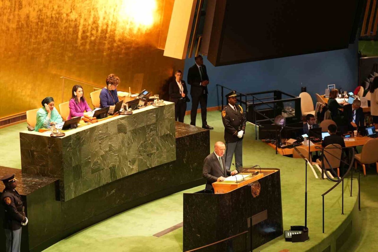 Cumhurbaşkanı Erdoğan: “Bugün bu kürsüde kendi vatandaşlarımızla birlikte sesi kısılmak istenen Filistin halkının hissiyatına tercüman olmak için de bulunuyoruz”