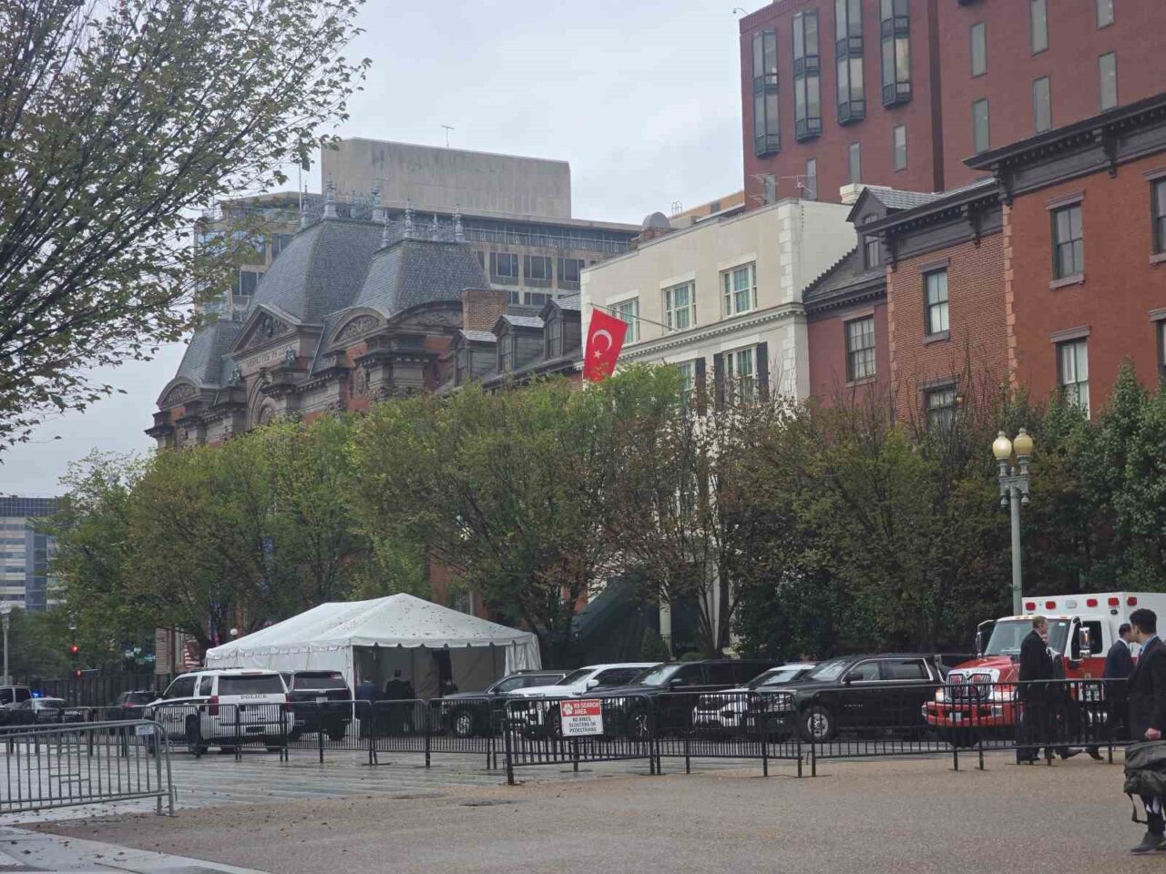 Cumhurbaşkanı Erdoğan’ın konakladığı Blair House’a Türk bayrağı çekildi