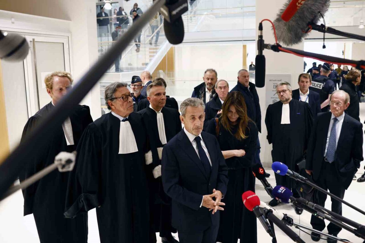 Fransa’nın eski Cumhurbaşkanı Sarkozy’e suç örgütü kurma suçundan 5 yıl hapis