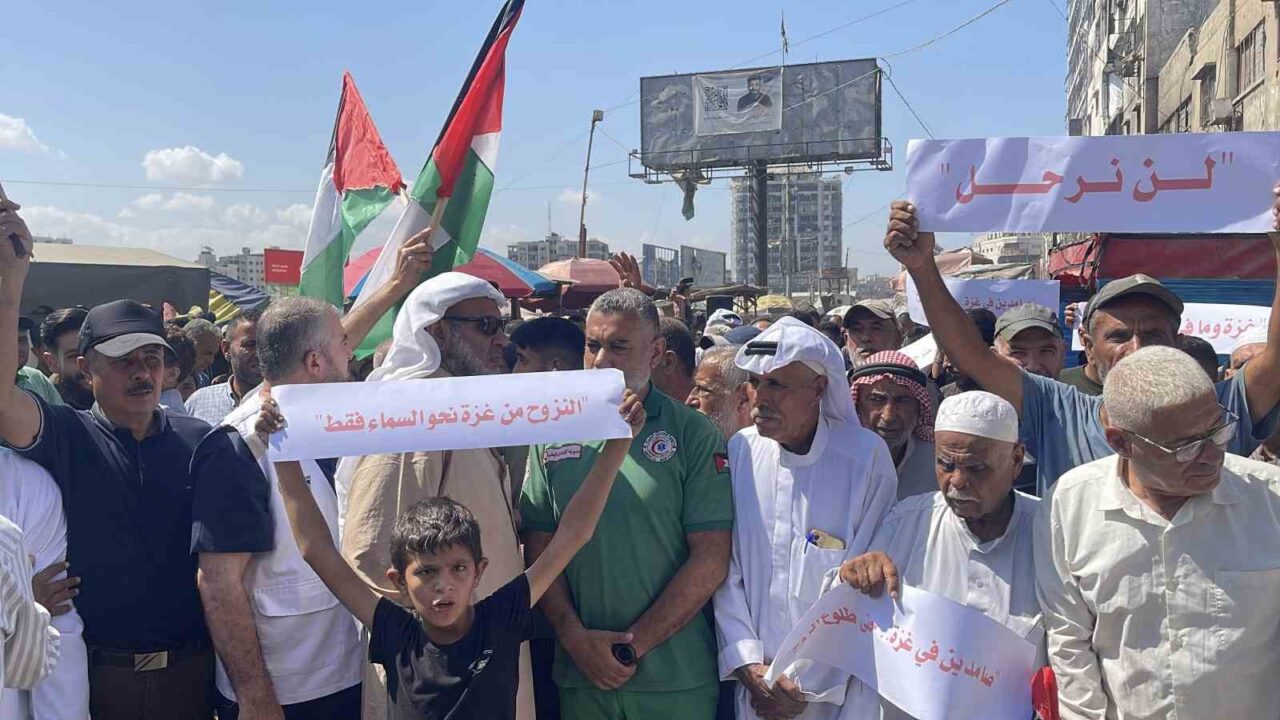 Gazzeliler, İsrail’in sivilleri göçe zorlama planına tepki için “Kefen Yürüyüşü” düzenledi