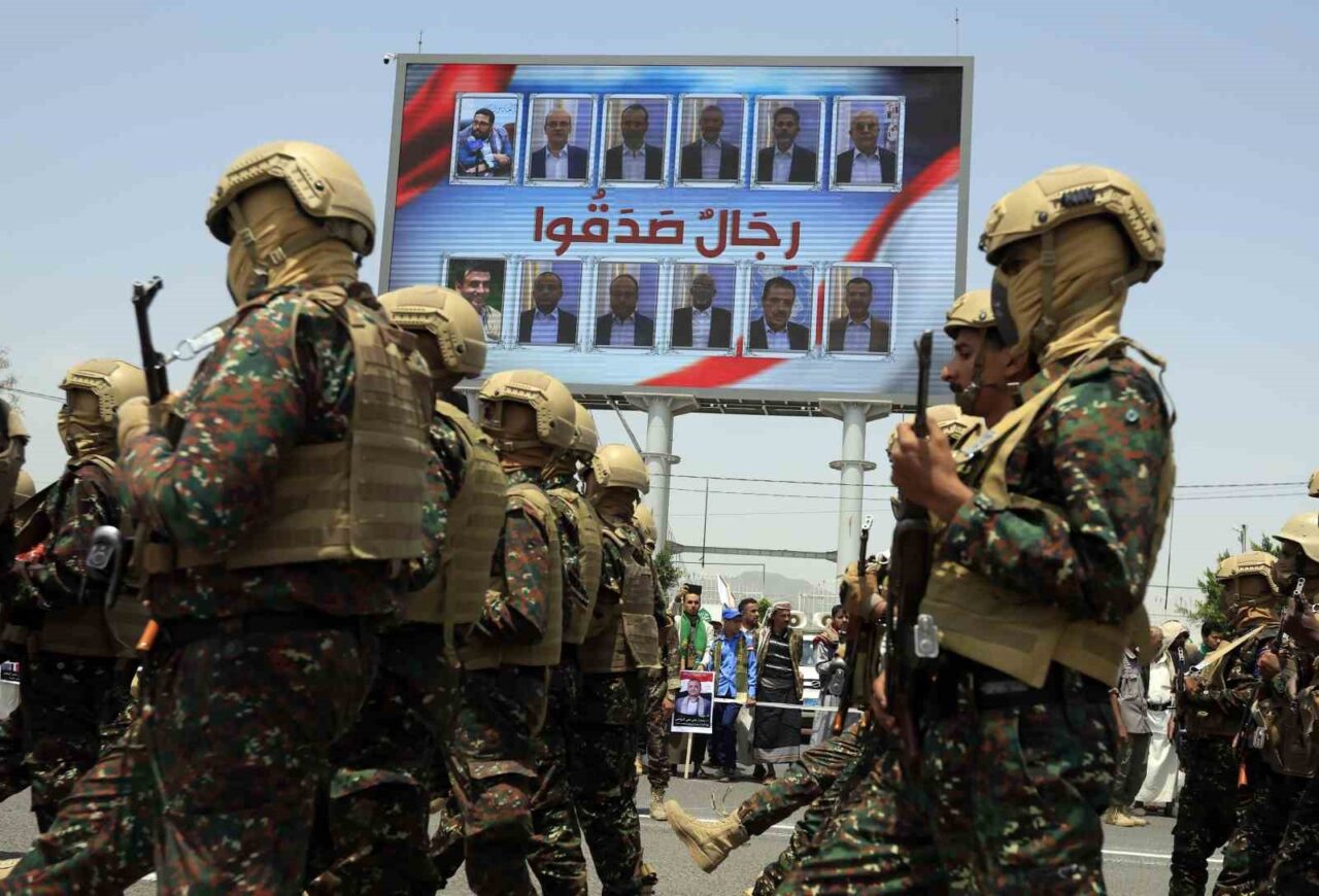 İsrail saldırısında ölen 12 Husi yetkili için cenaze töreni düzenlendi