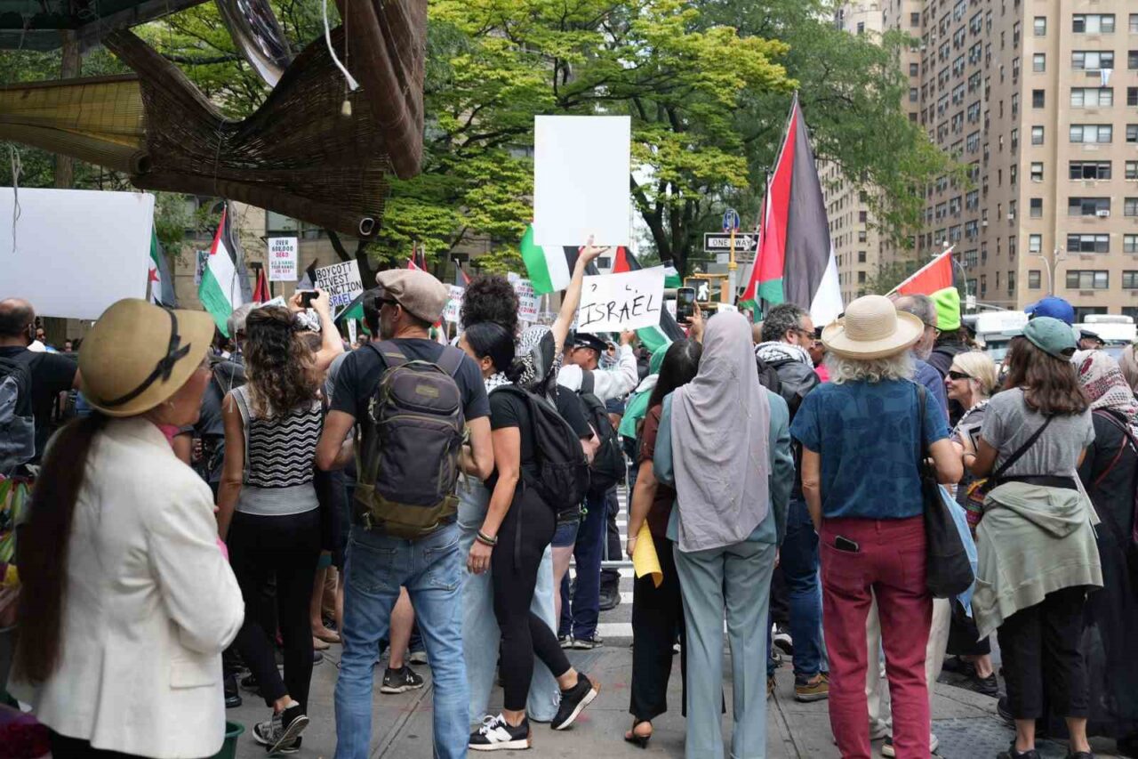 Liderler BM’de hitap ederken BM çevresinde Filistin protestosu