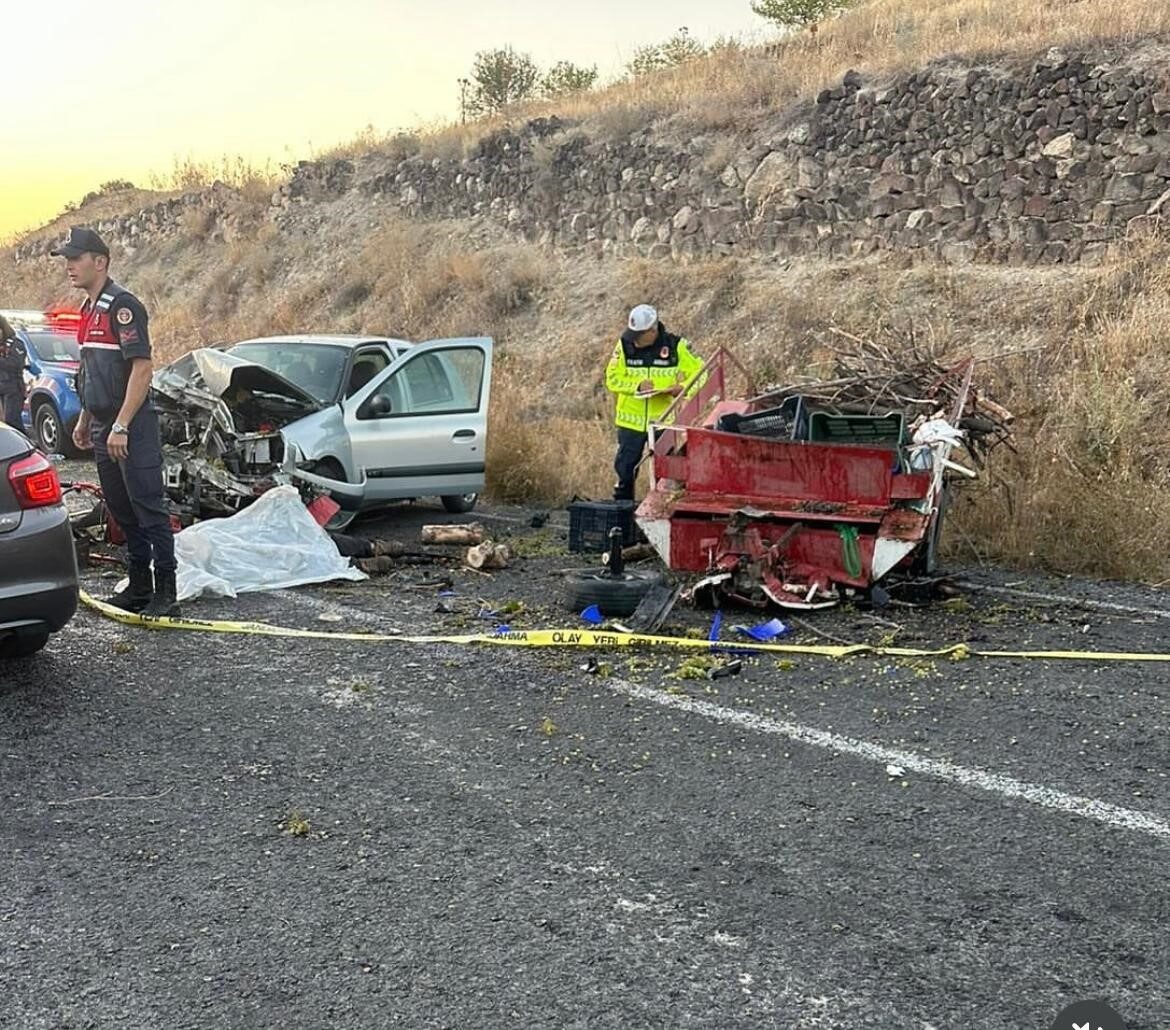 Tarım aracı ile otomobil çarpıştı: 1 ölü, 4 yaralı