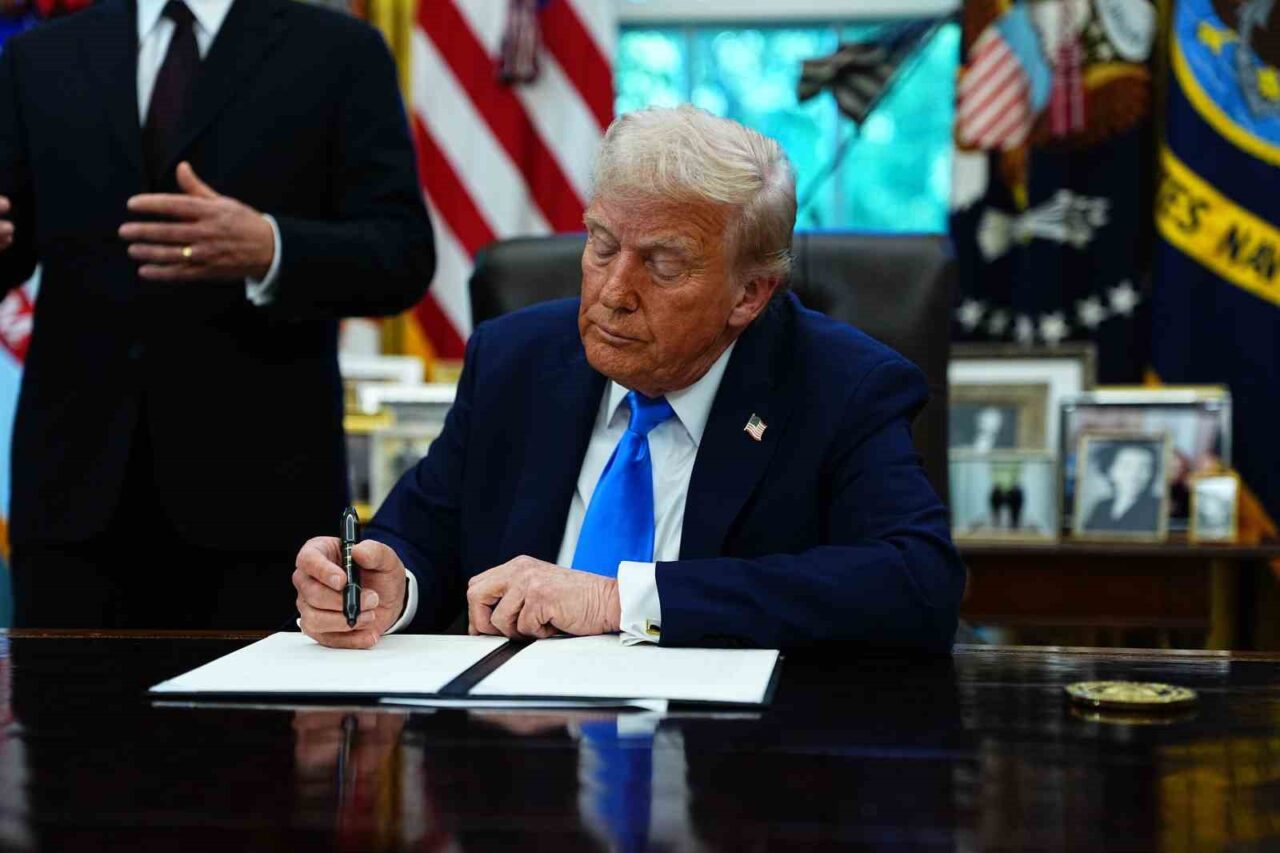 Trump yüksek vasıflı işçilere verilen H-1B vize ücretini 100 bin dolara çıkardı