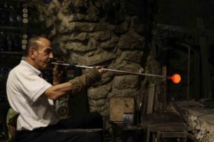 “2016 Dünya El Sanatları Kenti” ünvanlı El Halil’de tarihi atölyeler can çekişiyor