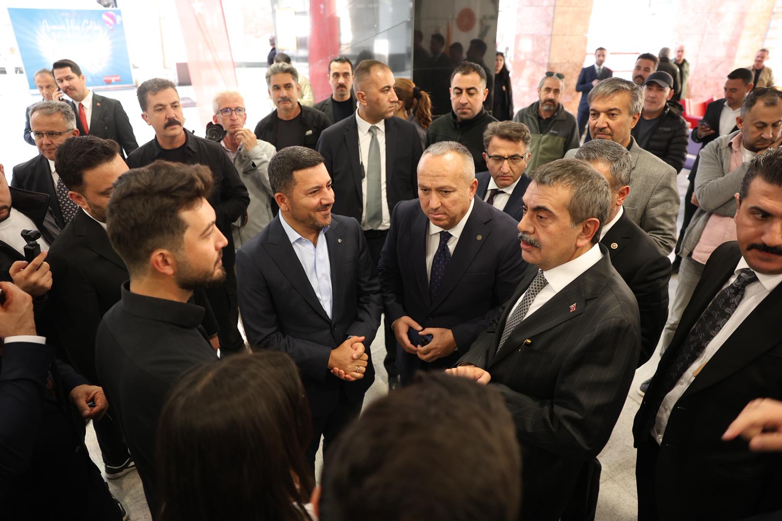 Belediye Başkanı Arı, “Kim Var” Sanat Etkinliğine Katıldı
