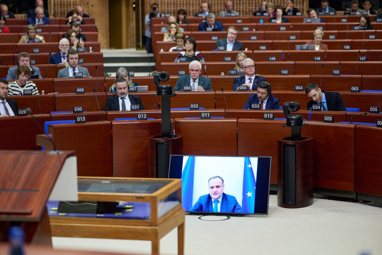 Başkan Arı “Hep Birlikte Ayağa Kalkıp One Minute Demeliyiz”