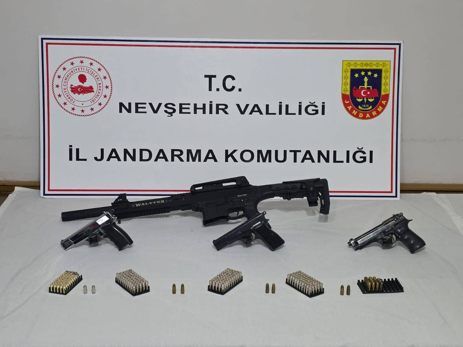 Derinkuyu’da Ruhsatsız Silah Operasyonu: Tabanca, Av Tüfeği ve Mühimmat Ele Geçirildi