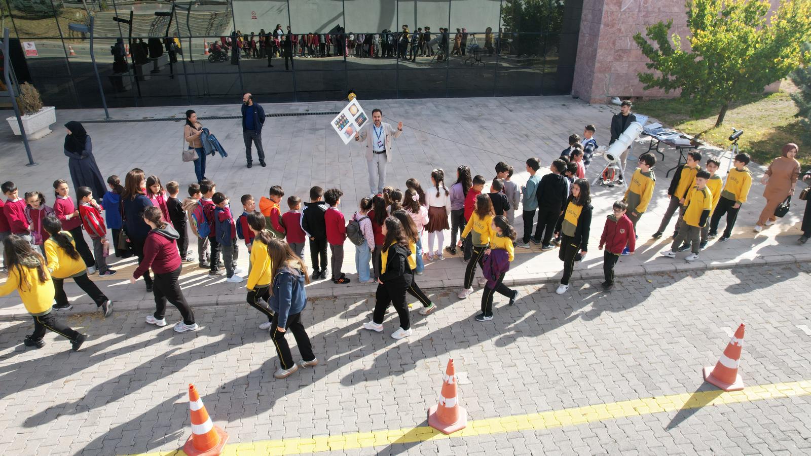 Nevşehir Bilim ve Teknoloji Festivali (NevBilTekFest) 2. Gününde Misafirlerini Ağırlamaya Devam Ediyor