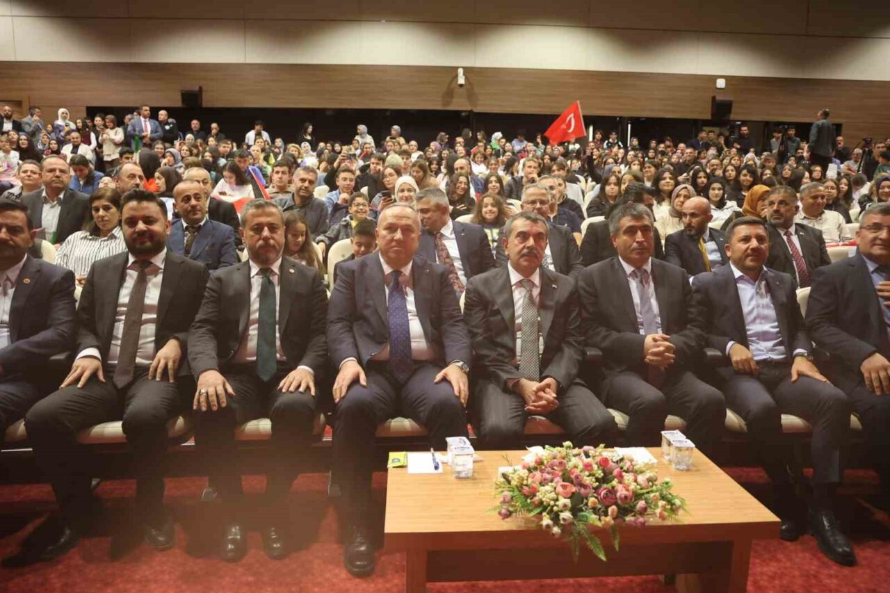 Bakan Tekin: “Gençlerimize vatan sevgisini sanatla göstermek istiyoruz”