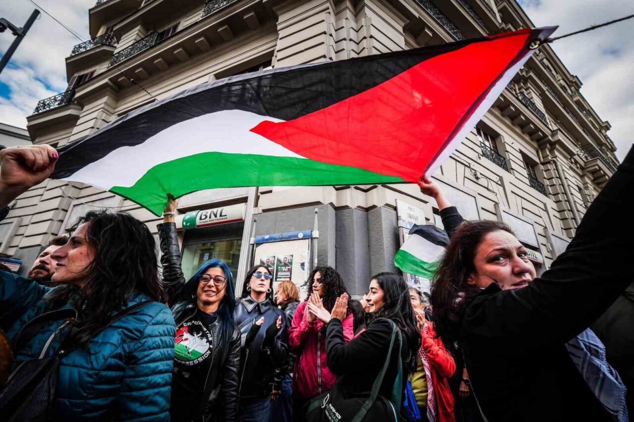 İtalya’da Küresel Sumud Filosu için başlatılan greve destek veren binlerce kişi sokağa döküldü