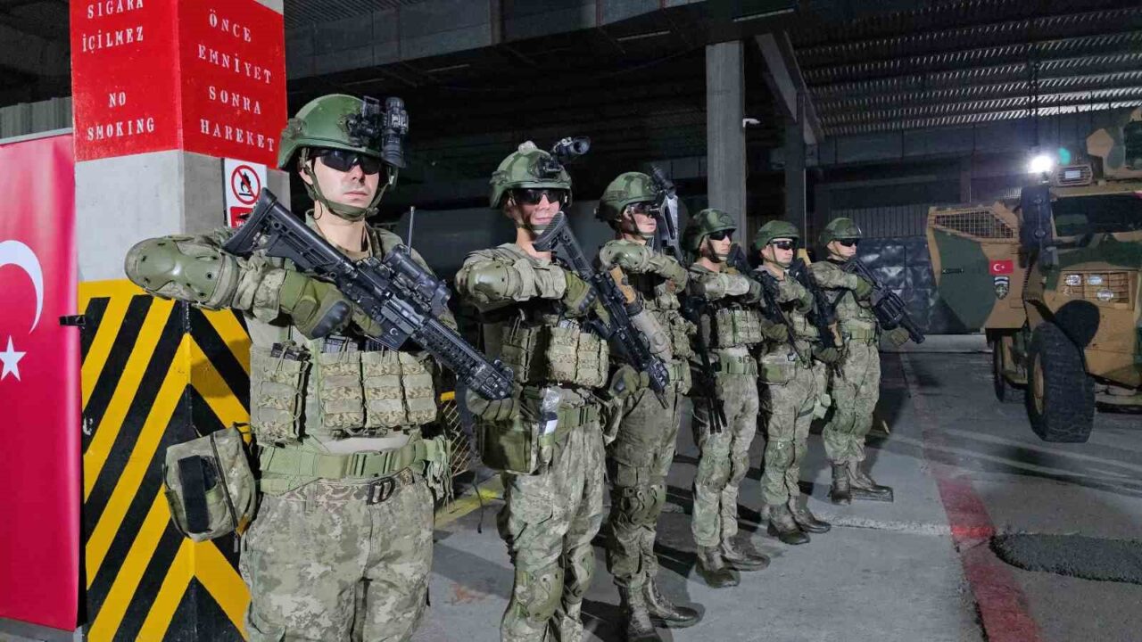 Kosova’da Türk askerlerinin zeybekli cumhuriyet coşkusu