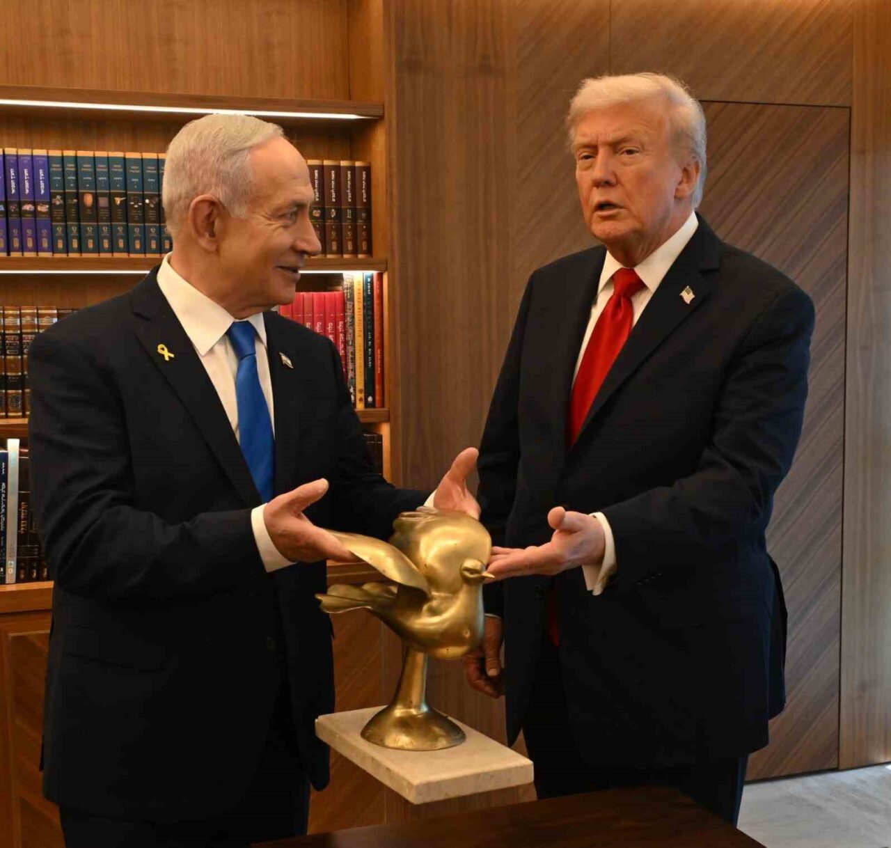 Netanyahu, Trump’a “Altın Güvercin” hediye etti