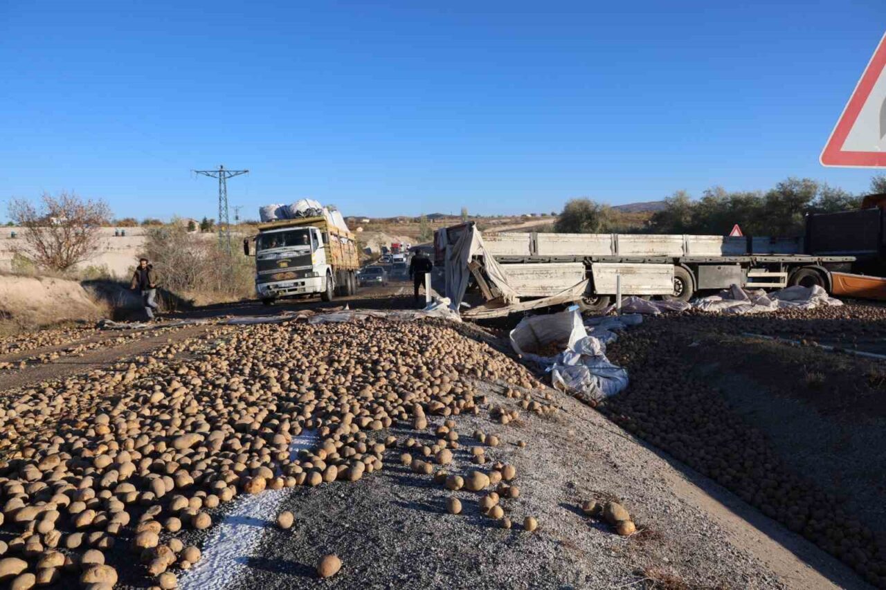 Nevşehir’de patates yüklü tır devrildi: Yol trafiğe kapandı