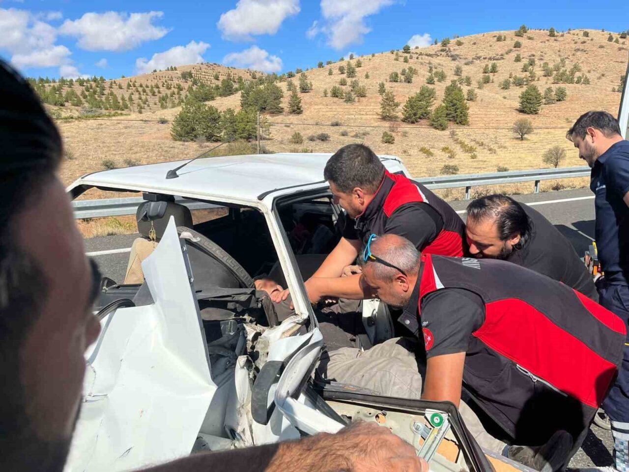 Otomobiller kafa kafaya çarpıştı: 1’i ağır, 4 yaralı