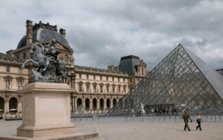 Paris’teki ünlü Louvre Müzesi’nde soygun paniği: Müze ziyaretçilere kapatıldı