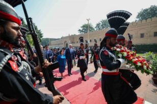 TBMM Başkanı Kurtulmuş, Pakistan’ın milli şairi Muhammed İkbal’in kabrini ziyaret etti