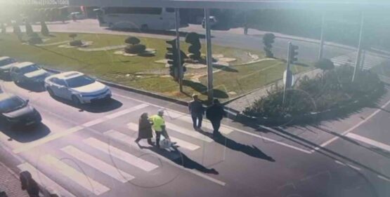 Trafik polisinden örnek davranış