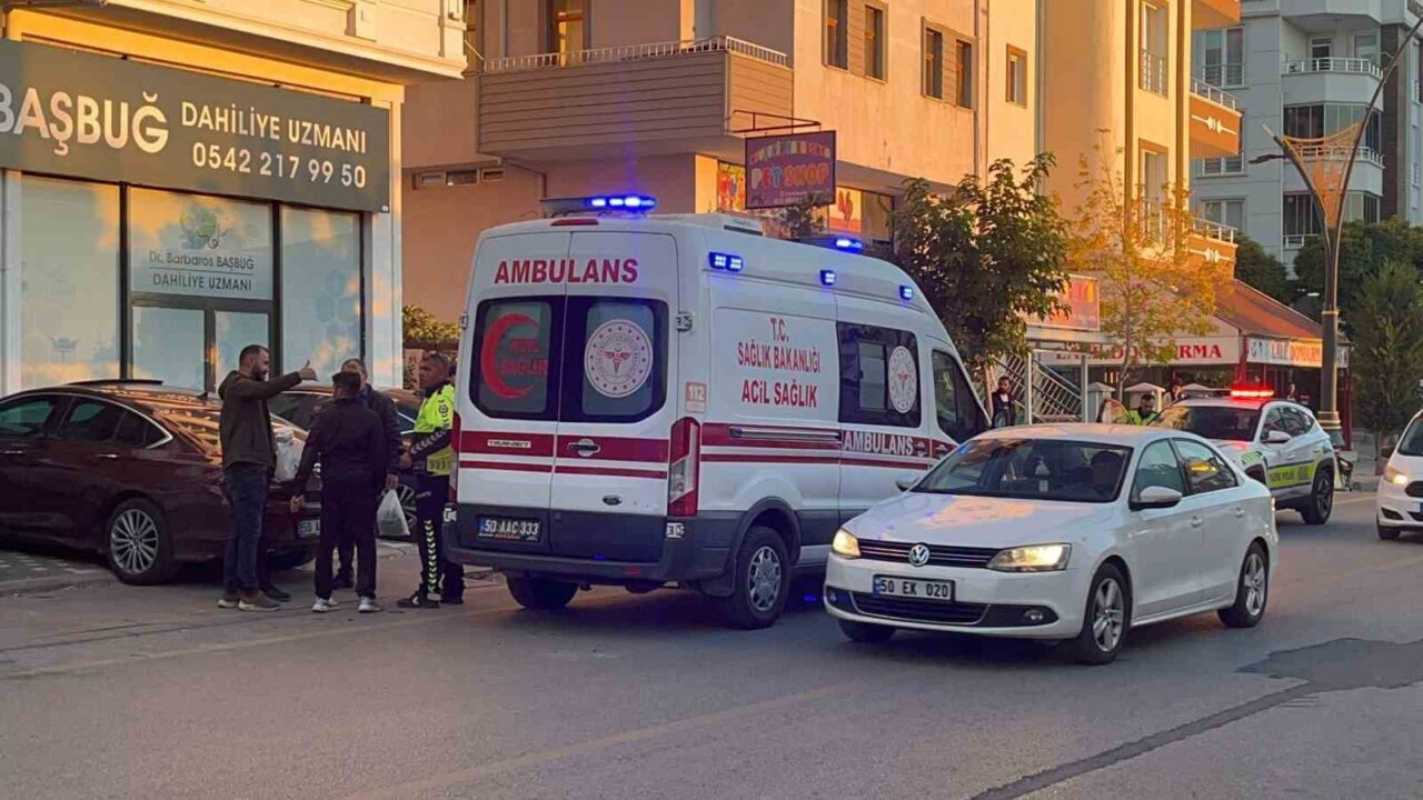 Yola kontrolsüz çıkan otomobil ile motosiklet çarpıştı: 2 yaralı