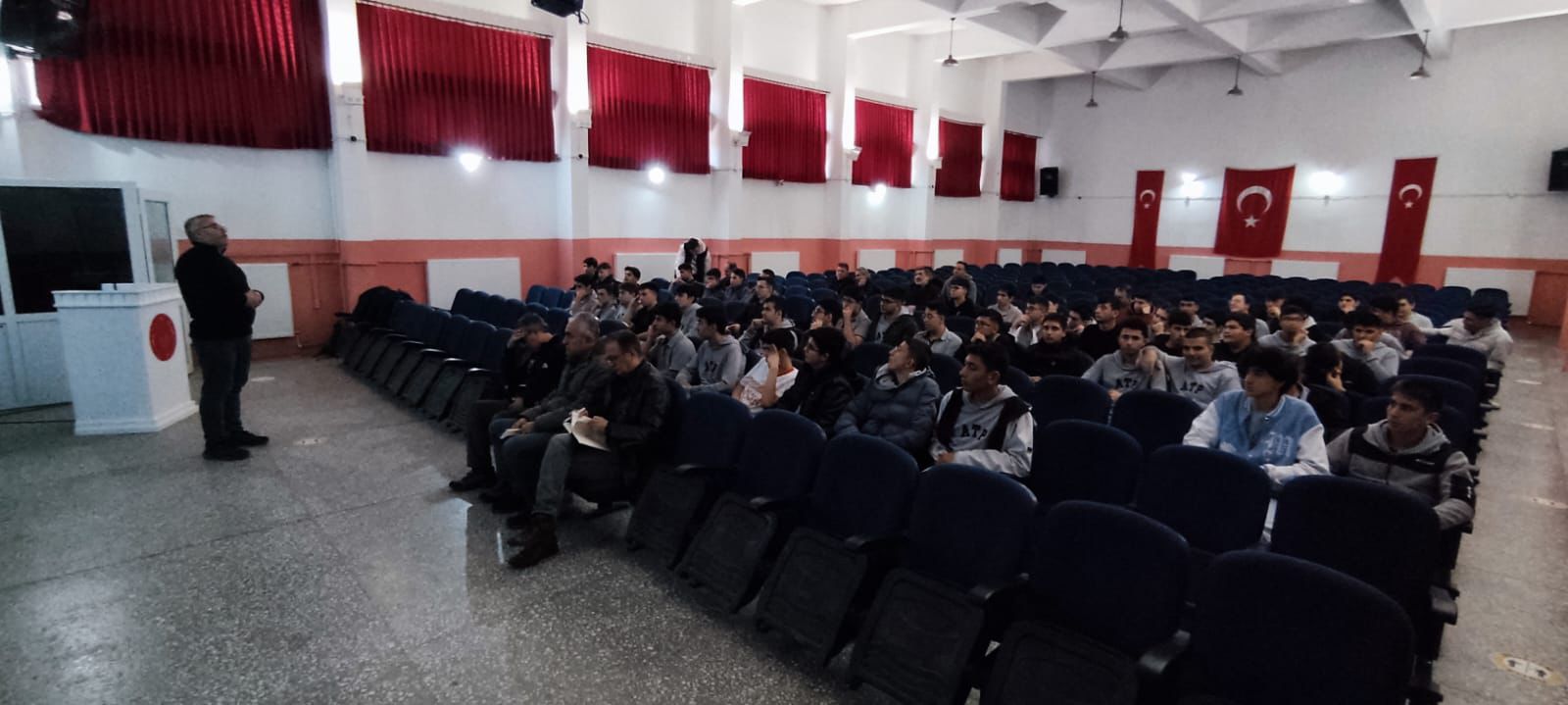 Erasmus+ Akreditasyon Sürecinde Öğrenci ve Öğretmenlere Bilgilendirme Toplantıları Düzenlendi