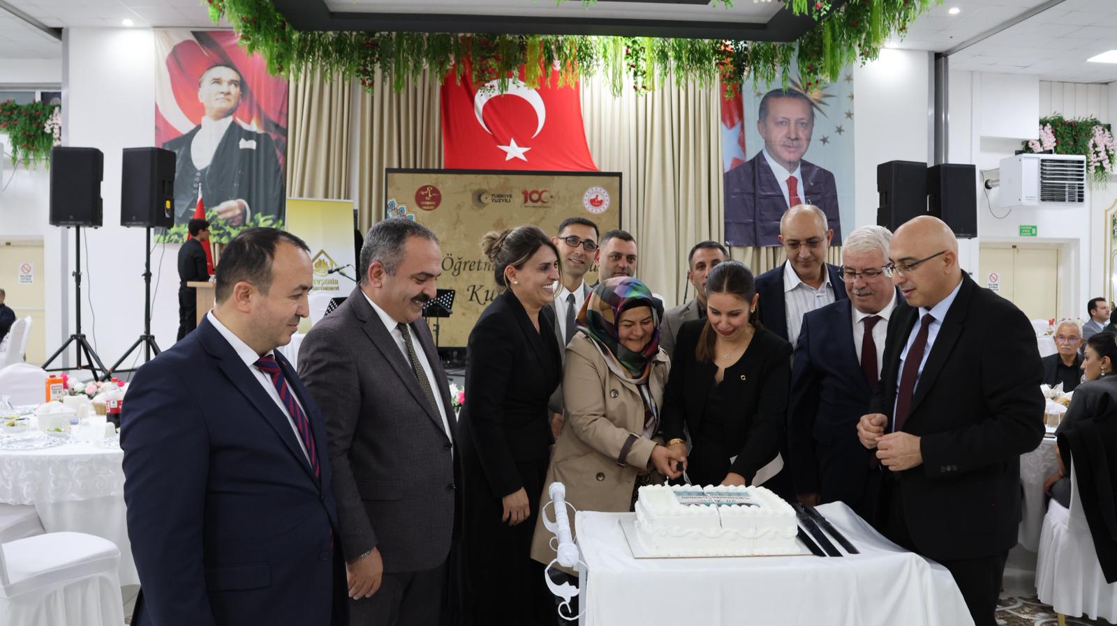 NEVŞEHİR VALİSİ ALİ FİDAN’IN HİMAYELERİNDE, ÖĞRETMENLERİN ONURUNA PROGRAM DÜZENLENDİ