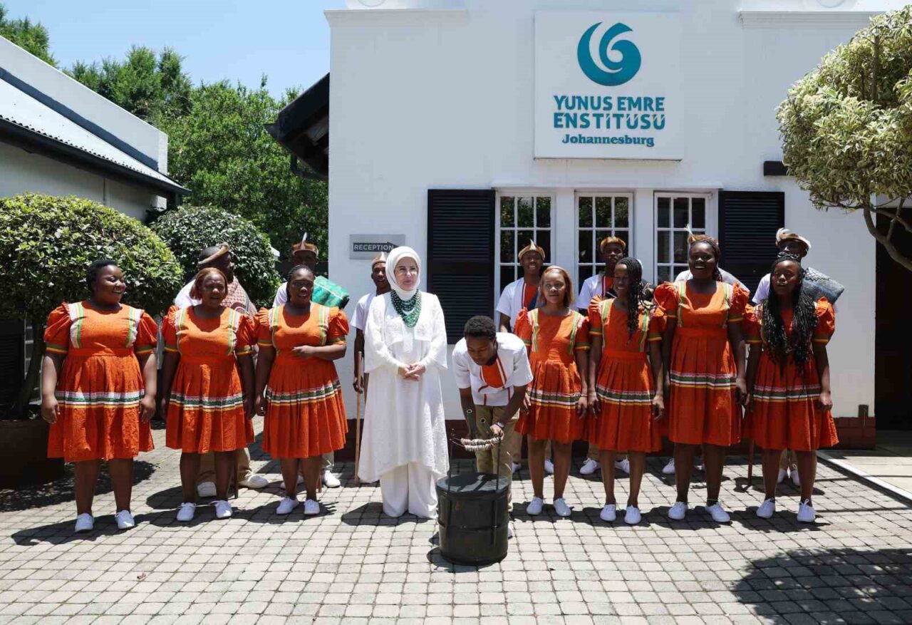 Emine Erdoğan Güney Afrika’da Yunus Emre Enstitüsünü ziyaret etti