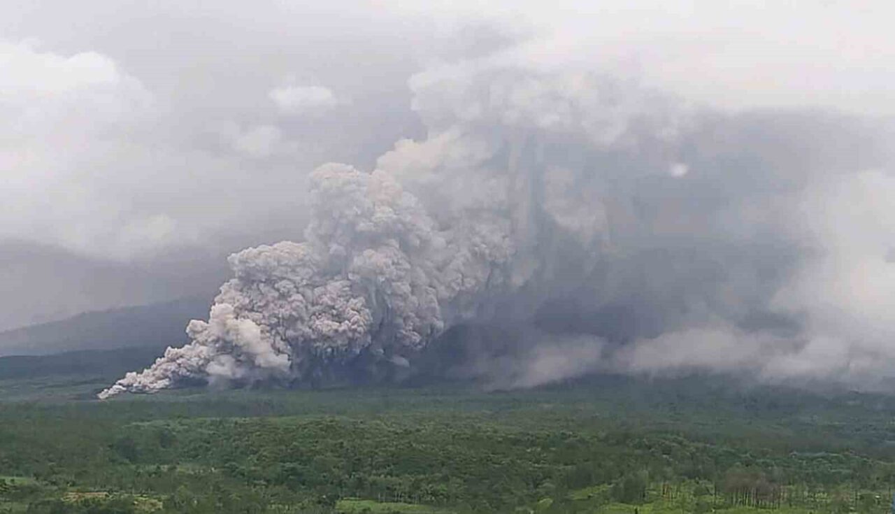 Endonezya’da Semeru Yanardağı patladı, alarm seviyesi en yüksek düzeye çıkarıldı