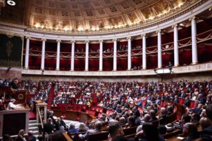 Fransa’da tartışmalı emeklilik reformu askıya alındı