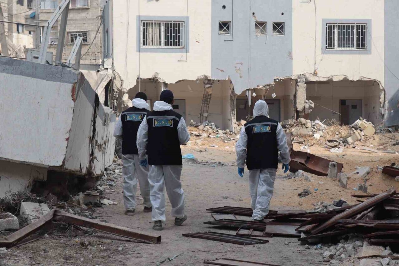 Gazze’de toplu şekilde defnedilen cenazeler kimlik tespiti için mezarlardan çıkarılmaya devam ediyor