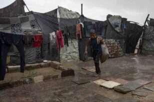Gazze’de yoğun yağış nedeniyle çadırları su bastı
